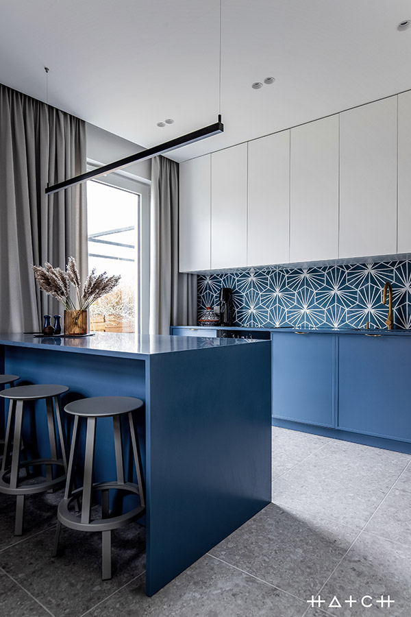nowoczesny apartament niebieska kuchnia